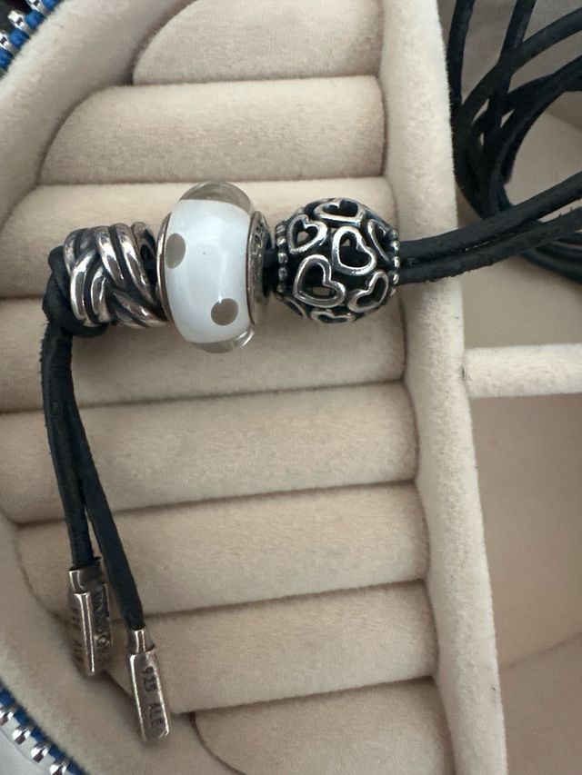 Pulsera Pandora Cuero Negra y charms