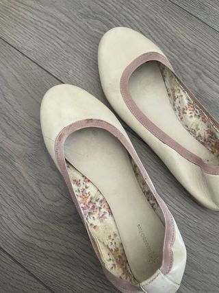 Manoletinas y sandalias beige