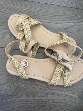 Manoletinas y sandalias beige