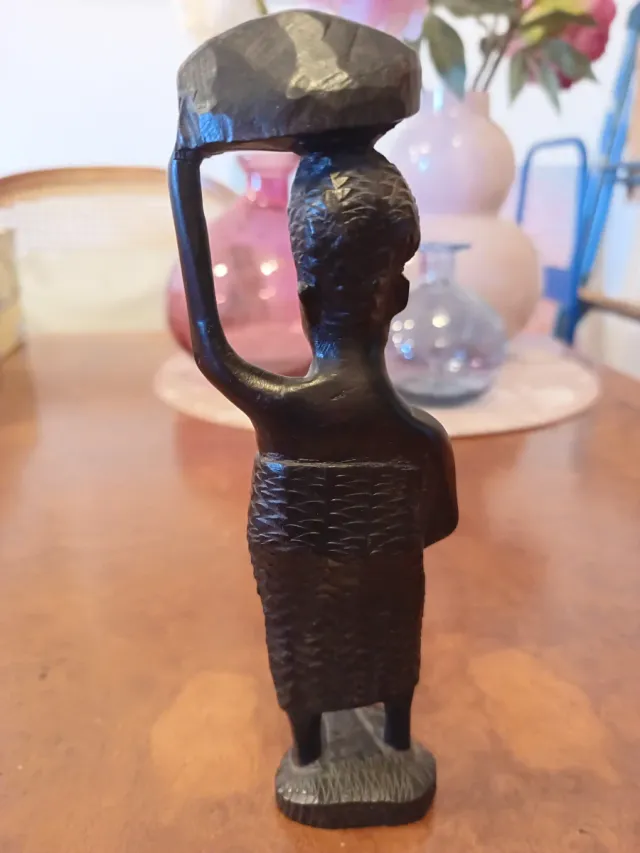 Figura africana artesanal de madera