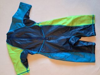 Trajes neopreno natación 5-6 años. 1 azul y 1 rosa