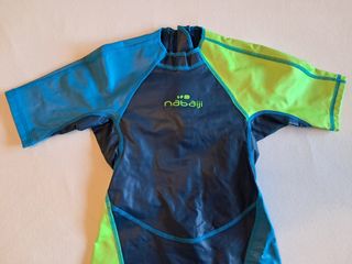 Trajes neopreno natación 5-6 años. 1 azul y 1 rosa
