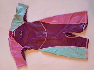 Trajes neopreno natación 5-6 años. 1 azul y 1 rosa