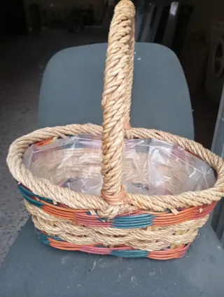 Cesta de setas de mimbre y plástico