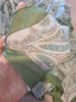 Pañuelo estampado seda viscosa verde y blanco
