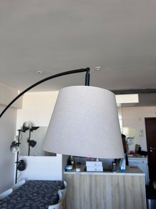 Lámpara de pie Ikea Skottorp Negra