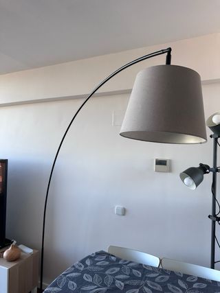 Lámpara de pie Ikea Skottorp Negra
