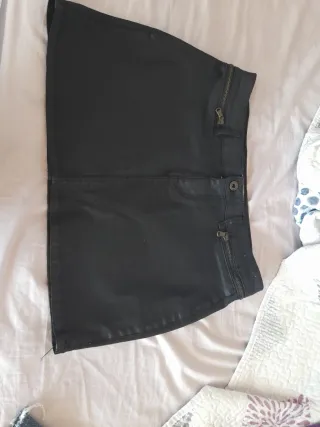 Falda efecto cuero negra Talla L. Es minifalda.