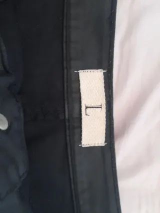 Falda efecto cuero negra Talla L. Es minifalda.
