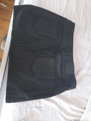Falda efecto cuero negra Talla L. Es minifalda.