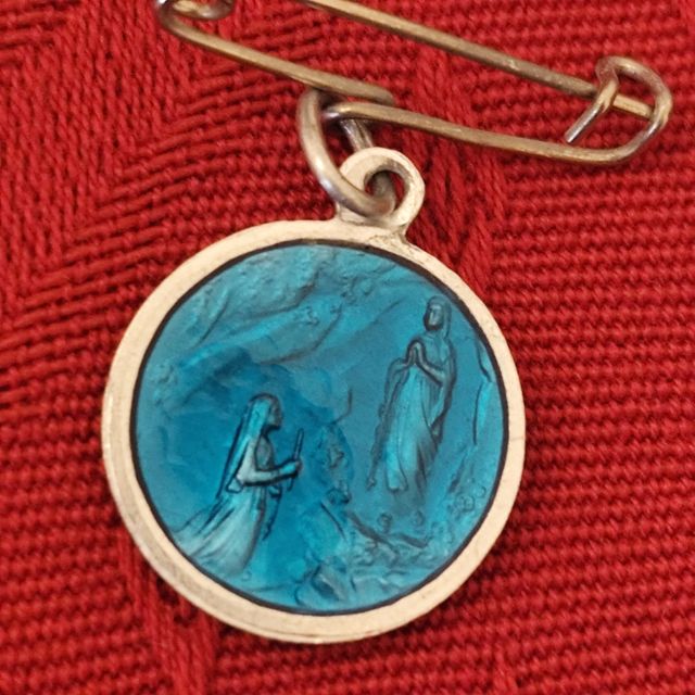 Spilla con medaglia smaltata Madonna di Lourdes 