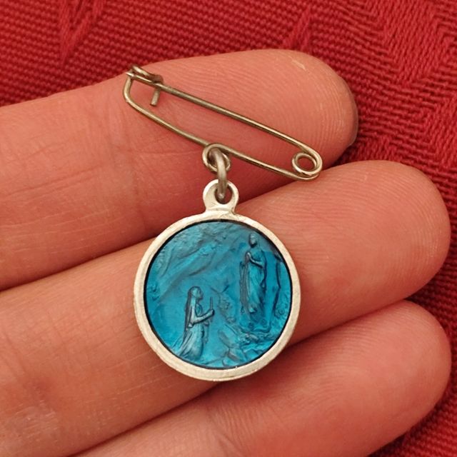 Spilla con medaglia smaltata Madonna di Lourdes 