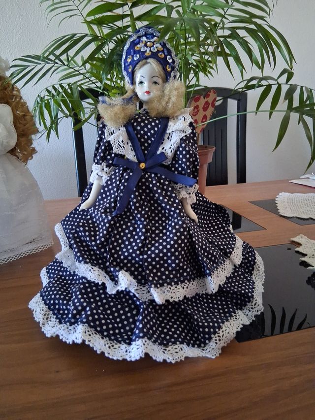 Muñeca de porcelana con traje regional