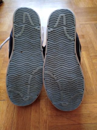 Botas Nike altas negras y azules , pone 38 un 37