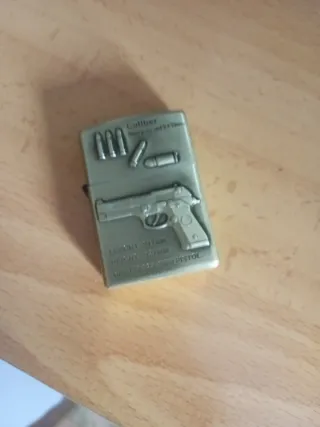 Encendedor Zippo con diseño de pistola