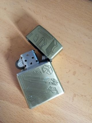 Encendedor Zippo con diseño de pistola