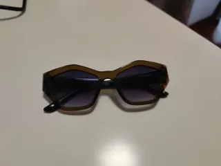 Gafas de sol marrones y moradas