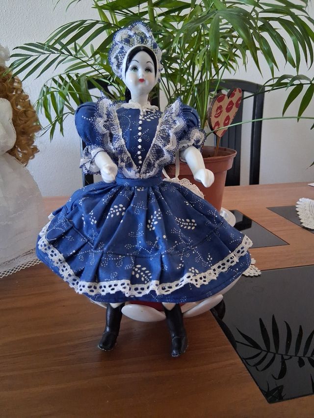 Muñeca de porcelana vestida