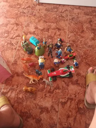 Lote de Figuras y Coches de Juguete