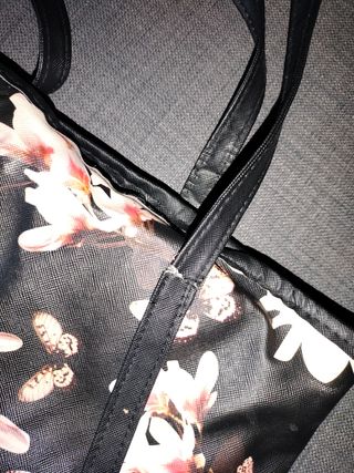 Bolso Negro con Flores Rosas y Mariposas