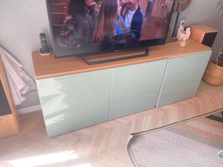 Mueble TV Ikea Besta color blanco y puerta verde.