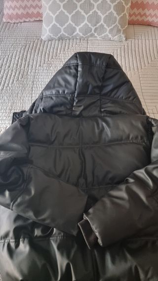 Chaqueta de plumón negra efecto piel de ZARA
