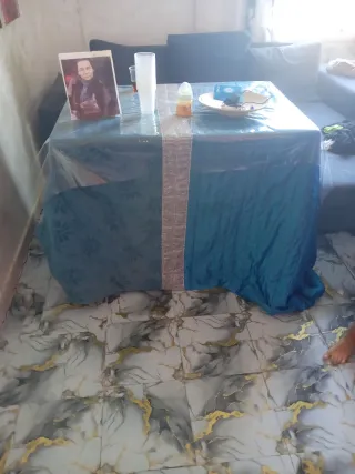 Mesa camilla azul y plateada