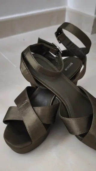 Sandalias verdes de tiras cruzadas