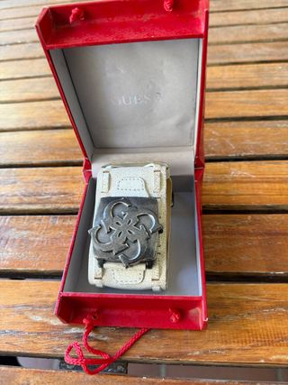 Reloj Guess Moderno Plateado y Blanco