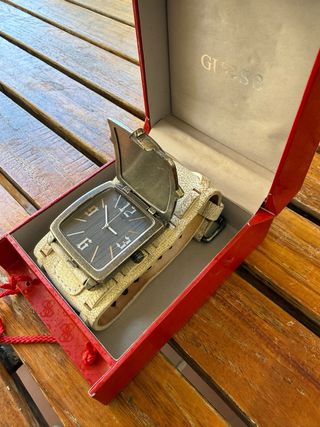 Reloj Guess Moderno Plateado y Blanco