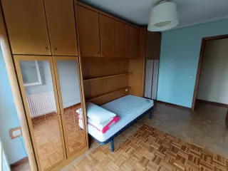 Armario de madera con puertas de espejo. 
