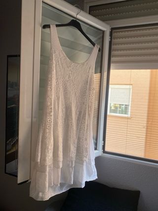 Vestido blanco de malla y capa