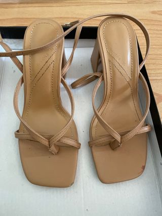 Sandalias Bershka tacón tiras beige talla 35