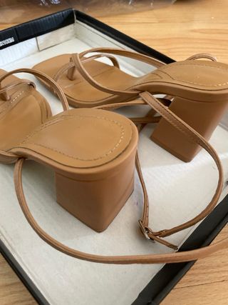 Sandalias Bershka tacón tiras beige talla 35
