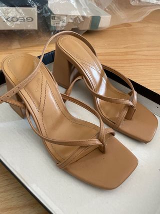 Sandalias Bershka tacón tiras beige talla 35