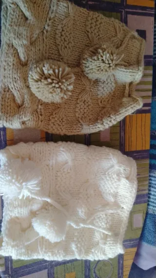 Conjunto 2 Gorros Tejidos con Pompones