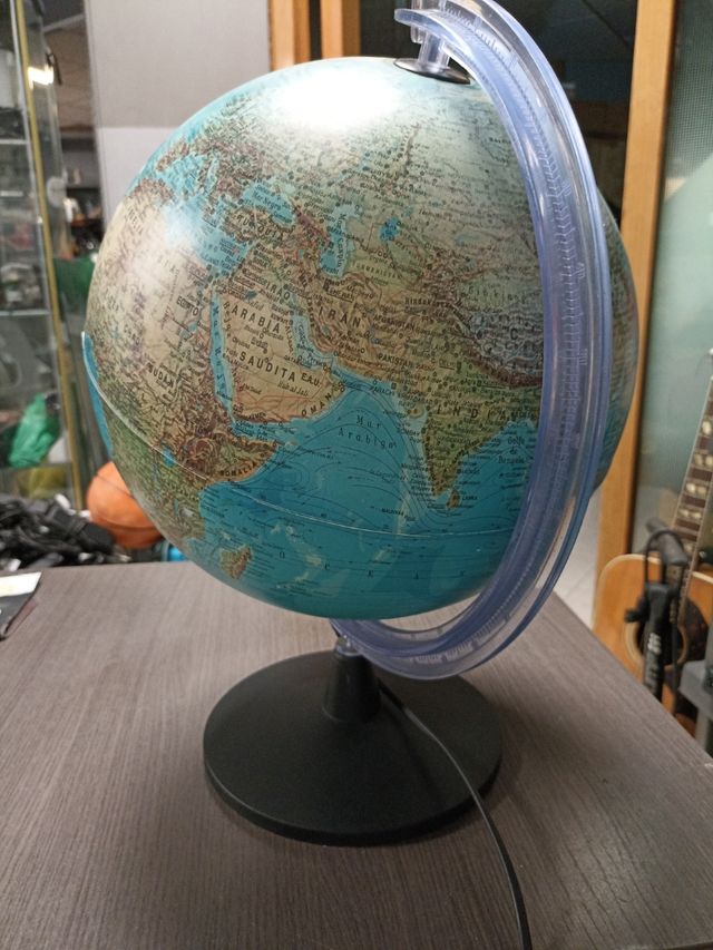 Tierra cómo nueva con soporte, incluido una lampar