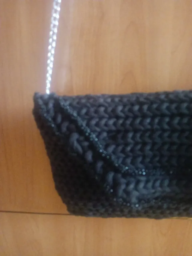 Bolso negro con cadena, hecho a mano.