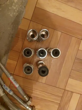 Latiguillos y excéntricas para grifos