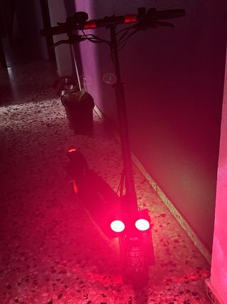 Patinete Eléctrico Negro y Rojo