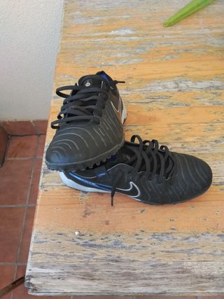 Botas de fútbol negras
