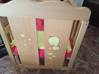 Cuna de madera
