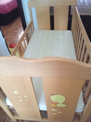 Cuna de madera
