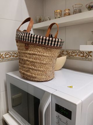Cesto mimbre y cuero forrado 30x 22