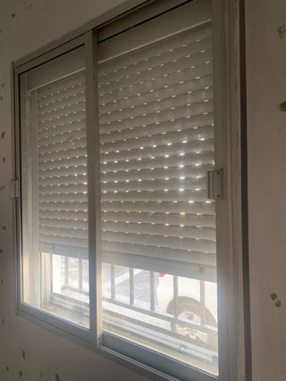 Ventana corredera aluminio plateado y una en blanc