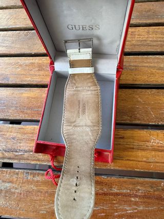 Reloj Guess Diseño Retro Blanco