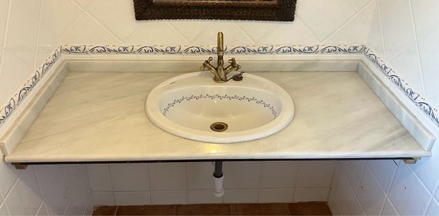 Encimera mármol Macael con lavabo y grifo
