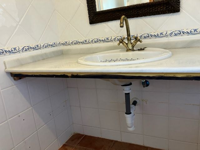 Encimera mármol Macael con lavabo y grifo