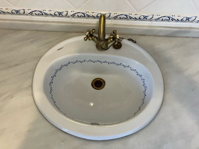 Encimera mármol Macael con lavabo y grifo