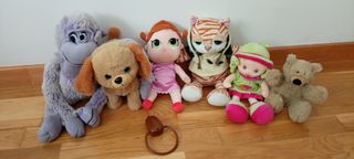 6 peluches:mono,perro con correa,tigre y 2 muñecas